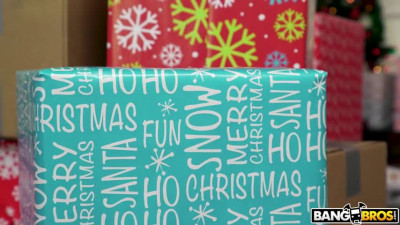 MomIsHorny - Crystal Rush, Kira Perez - Bad Elves Get Laid